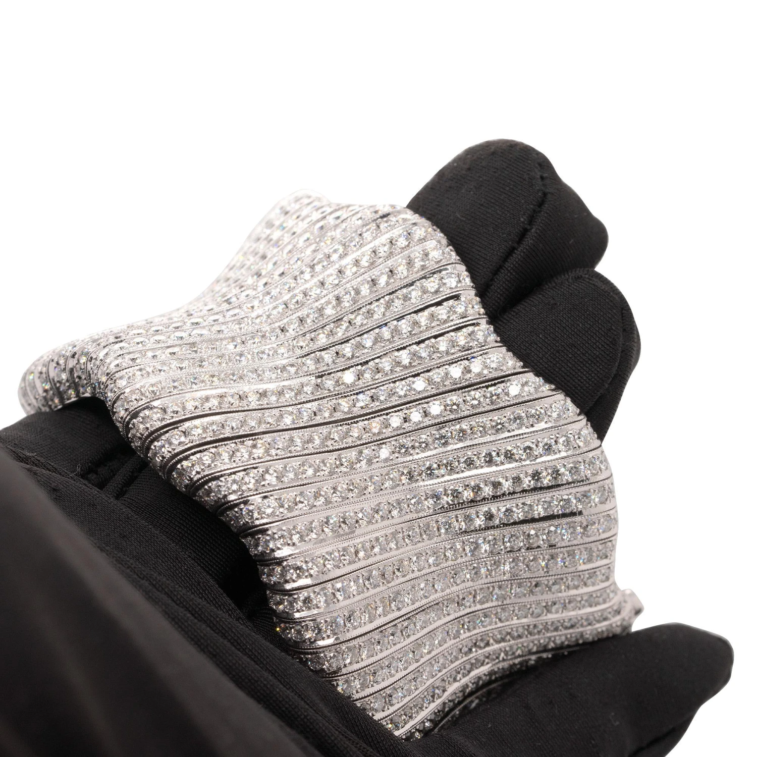 Unknown 30 Carat Round Cut Diamond Pave Wavy Bangle 5 Unknown 30 Carat Round Cut Diamond Pave Wavy Bangle – Image 3