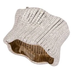 Unknown 30 Carat Round Cut Diamond Pave Wavy Bangle 13 Unknown 30 Carat Round Cut Diamond Pave Wavy Bangle -Mode Bijouterie Magasin 0002 A30315341 5 master