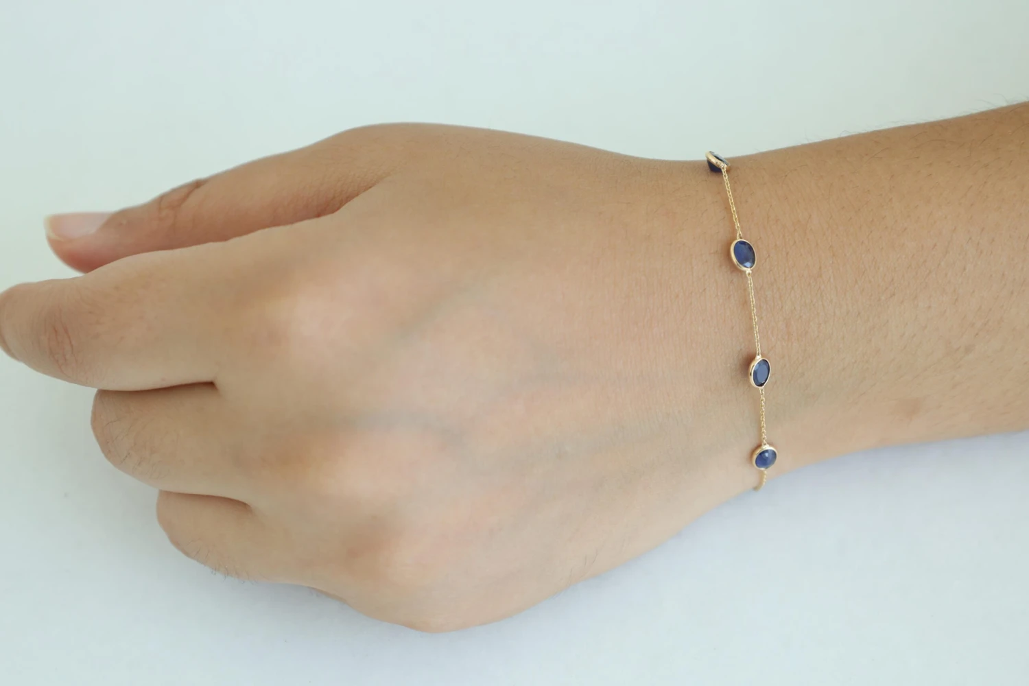 3.1 Carat Sapphire Chain Tennis Bracelet In 18k Gold 5 3.1 Carat Sapphire Chain Tennis Bracelet In 18k Gold – Image 3