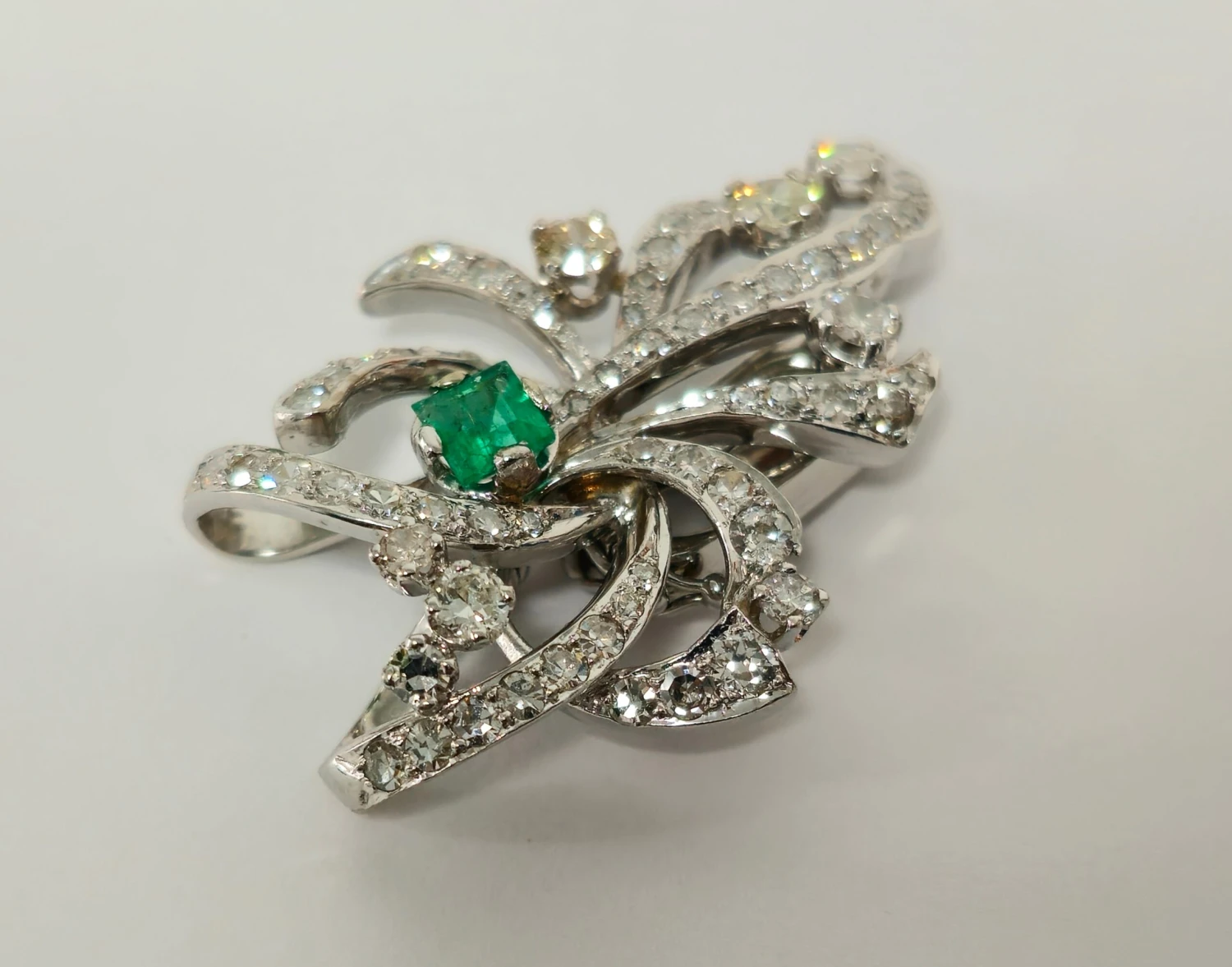 Unknown Art Deco Natural Colombian Emerald Diamond Pin In 14k White Gold 5 Unknown Art Deco Natural Colombian Emerald Diamond Pin In 14k White Gold – Image 3