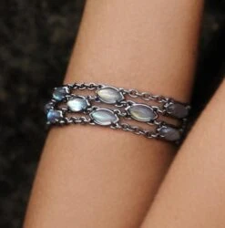 Sterling Silver Mesh Bracelet With Labradorite Marquise Cabochons -Mode Bijouterie Magasin 168 model closeup master