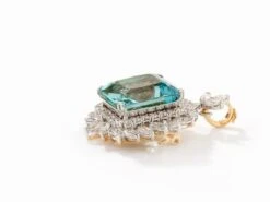 Unknown 35.54 Carat Aquamarin 7.39 Carat Diamond Pendant, Brooch 18k Gold 17 Unknown 35.54 Carat Aquamarin 7.39 Carat Diamond Pendant, Brooch 18k Gold -Mode Bijouterie Magasin 183352 0043 09 Custom master