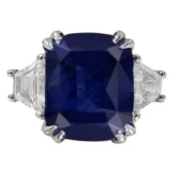 Unknown Blue 3.3 Carat Sapphire Ring With Side Diamonds 18k Gold