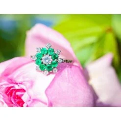 Unknown 18 Carat White Gold Emerald & Diamond Cluster Ring Size Uk O 4.0g 12 Unknown 18 Carat White Gold Emerald & Diamond Cluster Ring Size Uk O 4.0g -Mode Bijouterie Magasin 1 master 12