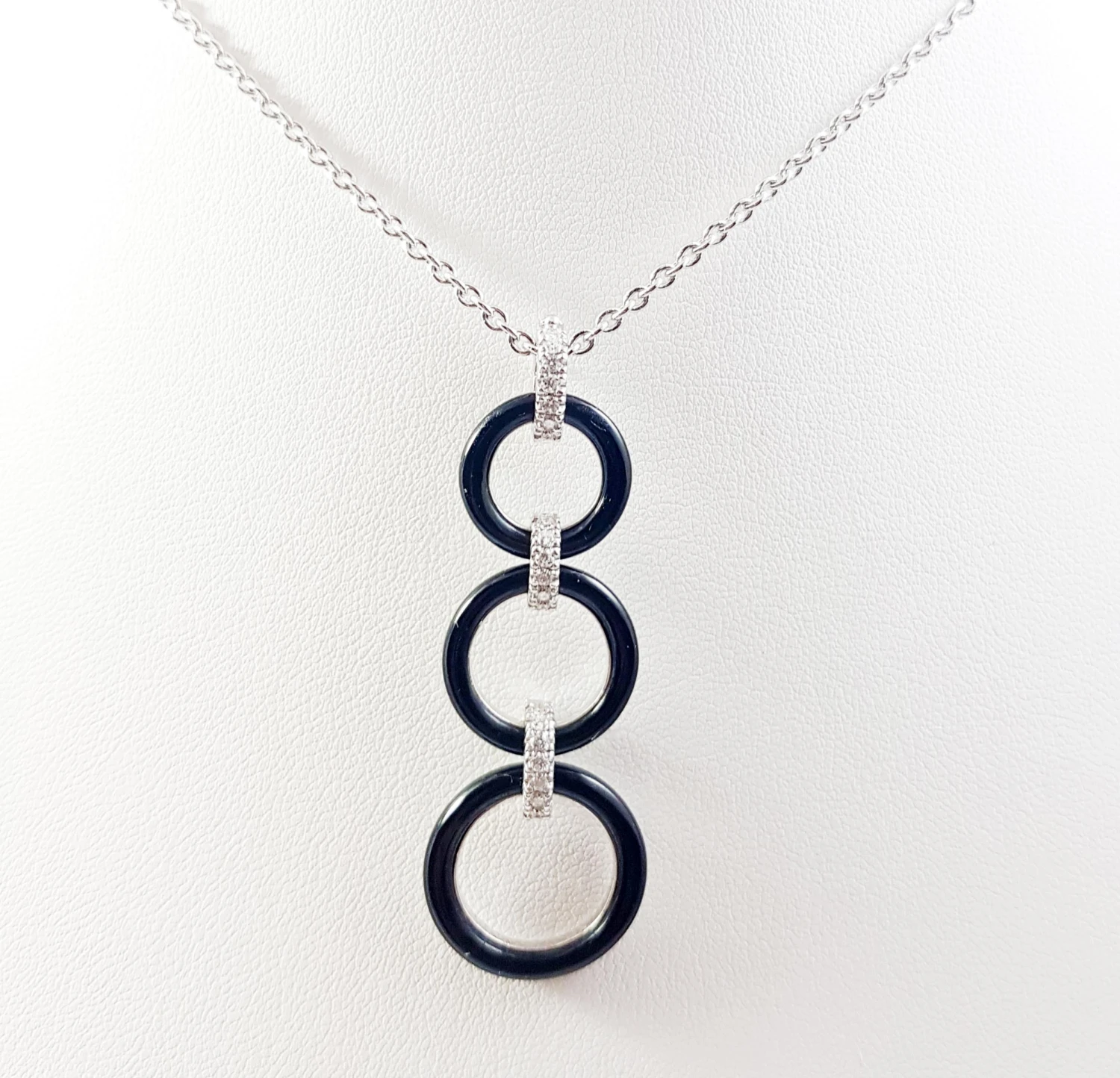 Unknown Onyx With Diamond Necklace Set In 18 Karat White Gold Settings 7 Unknown Onyx With Diamond Necklace Set In 18 Karat White Gold Settings – Image 5