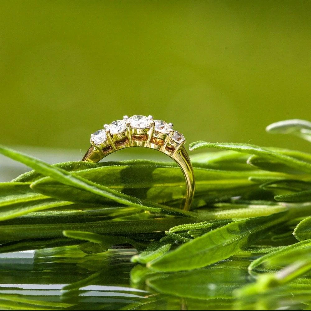 Unknown 18 Carat Yellow Gold Approx 1.00 Carat 5 Stone Diamond Ring Size UK N 1/2 3.8g 5 Unknown 18 Carat Yellow Gold Approx 1.00 Carat 5 Stone Diamond Ring Size UK N 1/2 3.8g – Image 3