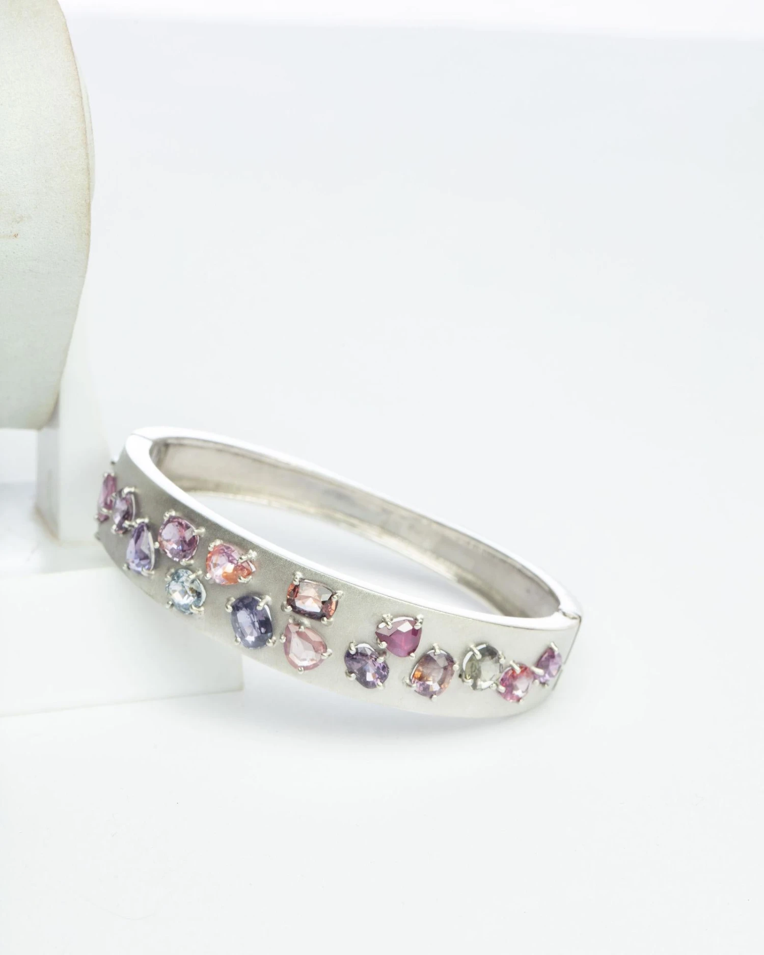 Unknown Certified 6.10 Ctw Natural Origin Mixed Sapphire And Ruby Platinum Silver Bangle 6 Unknown Certified 6.10 Ctw Natural Origin Mixed Sapphire And Ruby Platinum Silver Bangle – Image 4