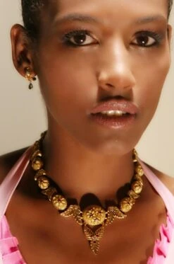 Handmade Carved Amber 18k And 24k Gold Choker Necklace 12 Handmade Carved Amber 18k And 24k Gold Choker Necklace -Mode Bijouterie Magasin 1stdibs 2 NEW master