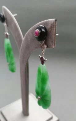 Art Deco Style Engraved Jade Ruby Black Onyx Gold Diamonds Enamel Drop Earrings 18 Art Deco Style Engraved Jade Ruby Black Onyx Gold Diamonds Enamel Drop Earrings -Mode Bijouterie Magasin 20201127 014437 master