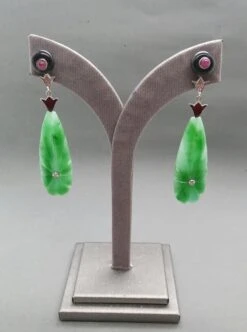 Art Deco Style Engraved Jade Ruby Black Onyx Gold Diamonds Enamel Drop Earrings 16 Art Deco Style Engraved Jade Ruby Black Onyx Gold Diamonds Enamel Drop Earrings -Mode Bijouterie Magasin 20201127 014500 master