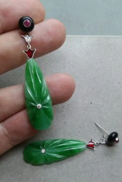 Art Deco Style Engraved Jade Ruby Black Onyx Gold Diamonds Enamel Drop Earrings 17 Art Deco Style Engraved Jade Ruby Black Onyx Gold Diamonds Enamel Drop Earrings -Mode Bijouterie Magasin 20201127 014521 master
