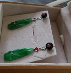 Art Deco Style Engraved Jade Ruby Black Onyx Gold Diamonds Enamel Drop Earrings 21 Art Deco Style Engraved Jade Ruby Black Onyx Gold Diamonds Enamel Drop Earrings -Mode Bijouterie Magasin 20201127 125714 master