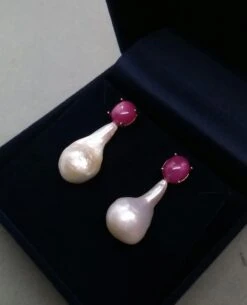 Big Size Pear Shape Baroque Pearls Oval Ruby Cabochon 14 Karat Gold Earrings 27 Big Size Pear Shape Baroque Pearls Oval Ruby Cabochon 14 Karat Gold Earrings -Mode Bijouterie Magasin 20210309 193732 master
