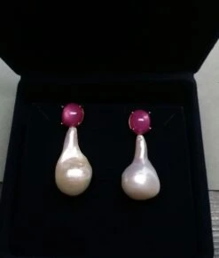 Big Size Pear Shape Baroque Pearls Oval Ruby Cabochon 14 Karat Gold Earrings 26 Big Size Pear Shape Baroque Pearls Oval Ruby Cabochon 14 Karat Gold Earrings -Mode Bijouterie Magasin 20210309 193756 master