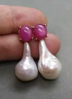 Big Size Pear Shape Baroque Pearls Oval Ruby Cabochon 14 Karat Gold Earrings 22 Big Size Pear Shape Baroque Pearls Oval Ruby Cabochon 14 Karat Gold Earrings -Mode Bijouterie Magasin 20210309 193924 master