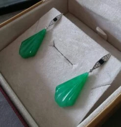 Art Deco Style Gold Diamonds Enamel Kite Shape Engraved Jades Dangle Earrings -Mode Bijouterie Magasin 20210610 204604 master