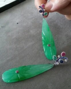 Tutti Frutti Ruby Sapphire Emerald Gold Diamonds Enamel Jade Dangle Earrings 19 Tutti Frutti Ruby Sapphire Emerald Gold Diamonds Enamel Jade Dangle Earrings -Mode Bijouterie Magasin 20210718 151719 master