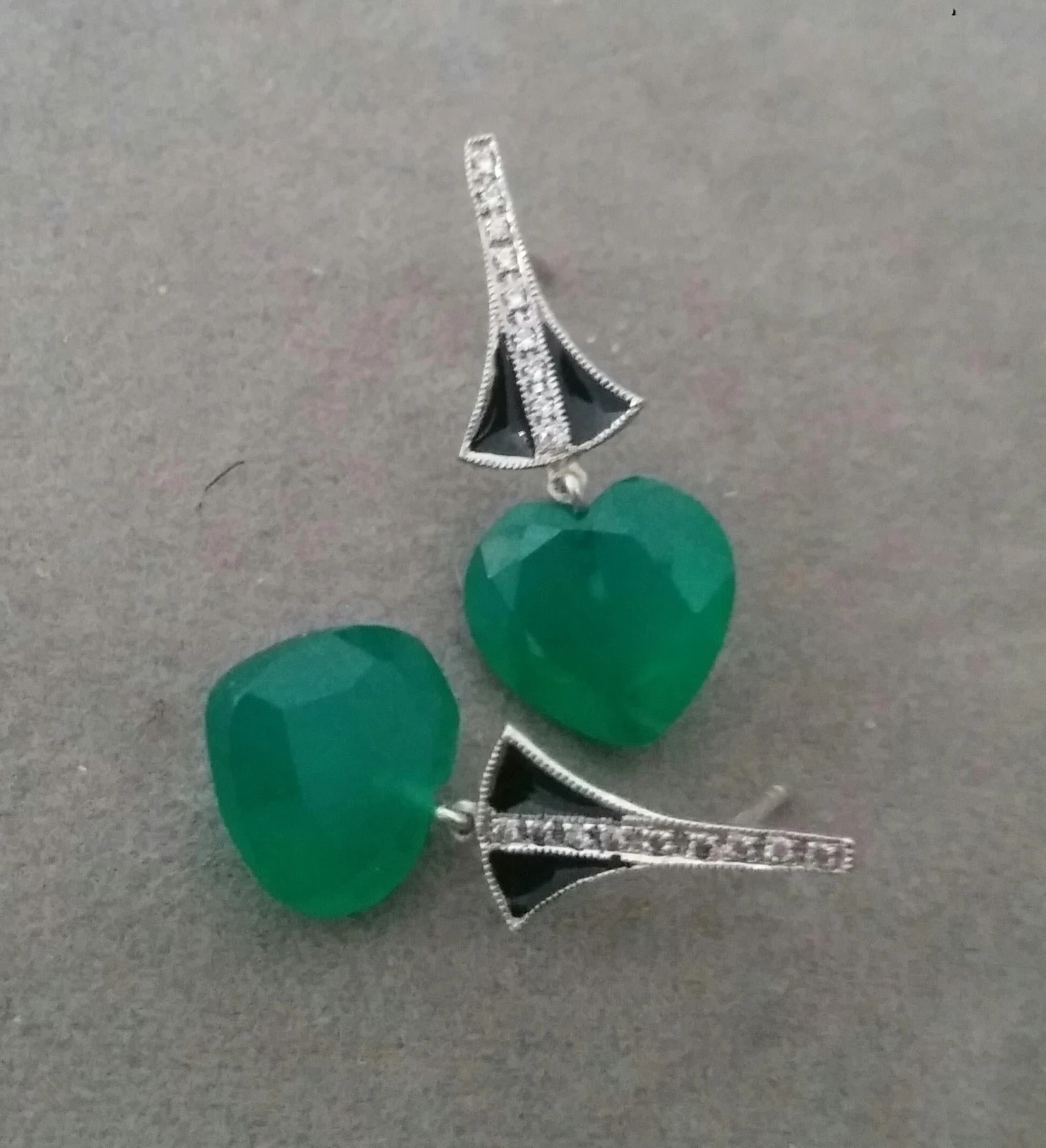 Art Deco Style Heart Shape Green Onyx Gold Diamonds Black Enamel Dangle Earrings 6 Art Deco Style Heart Shape Green Onyx Gold Diamonds Black Enamel Dangle Earrings – Image 4