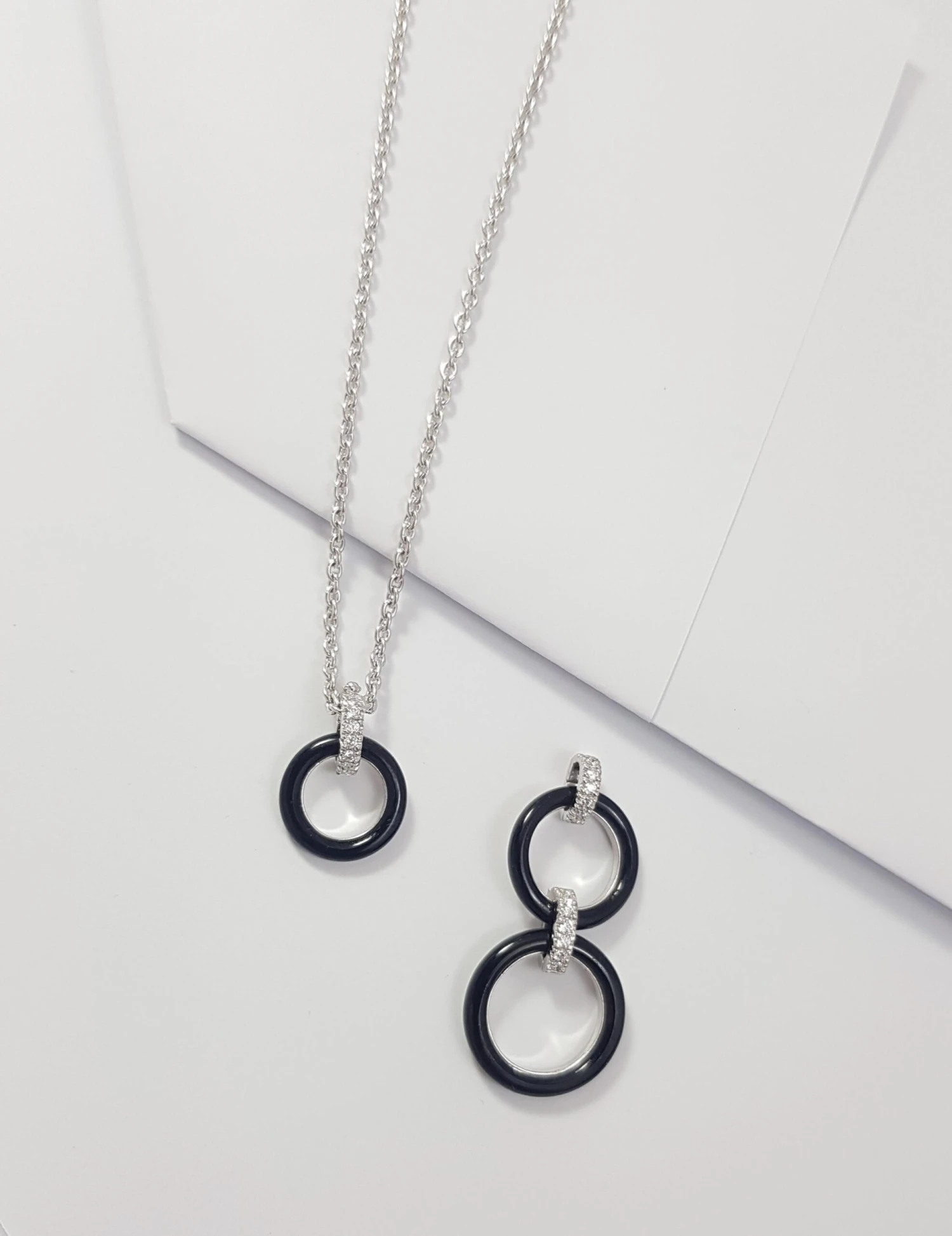 Unknown Onyx With Diamond Necklace Set In 18 Karat White Gold Settings 12 Unknown Onyx With Diamond Necklace Set In 18 Karat White Gold Settings – Image 10