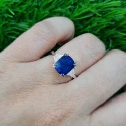 Unknown Blue 3.3 Carat Sapphire Ring With Side Diamonds 18k Gold -Mode Bijouterie Magasin 20230427 142054 master