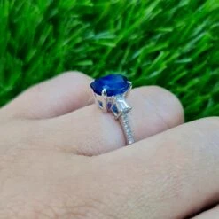 Unknown Blue 3 Carat Sapphire Ring With Side Diamonds 18Karat Gold -Mode Bijouterie Magasin 20230427 142406 master