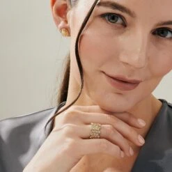 Syna Yellow Gold Honeycomb Band With Diamonds 8 Syna Yellow Gold Honeycomb Band With Diamonds -Mode Bijouterie Magasin 2023 0318 SYNA ONFIGURE9252 master