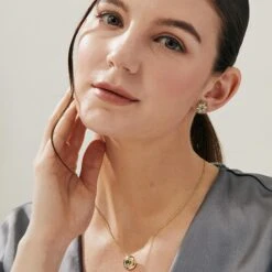 Syna Yellow Gold Cosmic Necklace With Peridot And Diamonds 8 Syna Yellow Gold Cosmic Necklace With Peridot And Diamonds -Mode Bijouterie Magasin 2023 0318 SYNA ONFIGURE9471 master