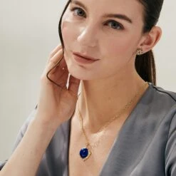 Syna Yellow Gold Lapis Lazuli Pendant With Diamonds 8 Syna Yellow Gold Lapis Lazuli Pendant With Diamonds -Mode Bijouterie Magasin 2023 0318 SYNA ONFIGURE9501 master