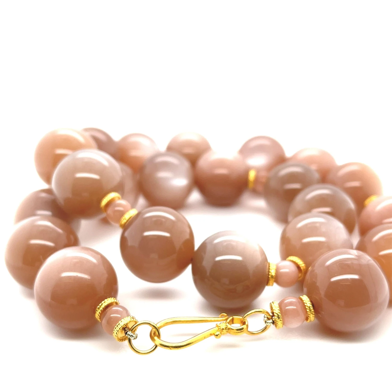 Peach Moonstone Beaded Necklace With Yellow Gold Clasp 5 Peach Moonstone Beaded Necklace With Yellow Gold Clasp – Image 3