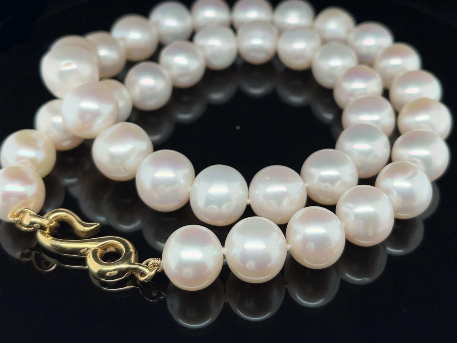 White Freshwater Pearl Necklace With Yellow Gold Clasp 5 White Freshwater Pearl Necklace With Yellow Gold Clasp – Image 3