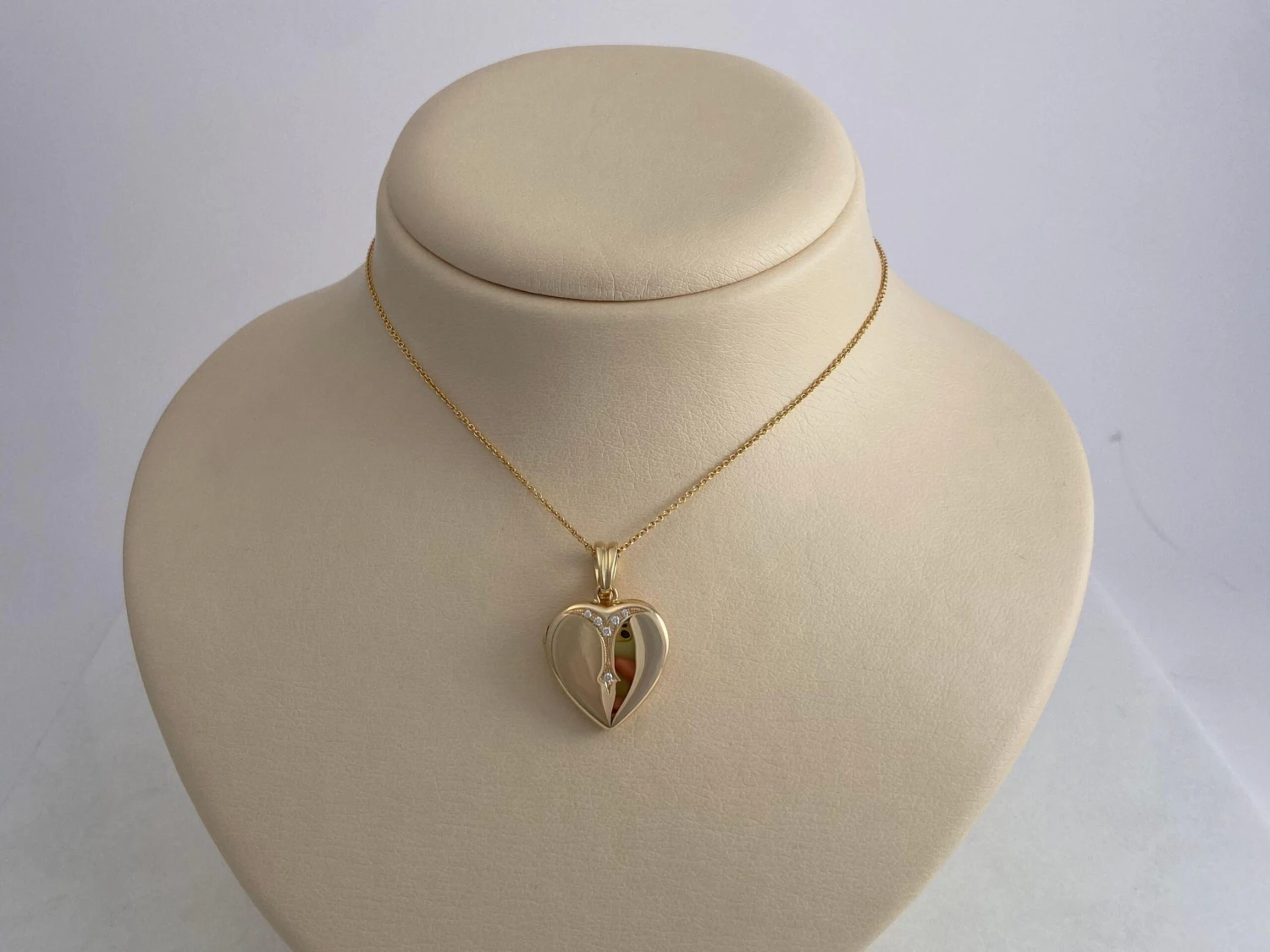 Polished Heart Locket Pendant Necklace - 18k Yellow Gold - 6 Diamonds 0.09 Ct 9 Polished Heart Locket Pendant Necklace - 18k Yellow Gold - 6 Diamonds 0.09 Ct – Image 7