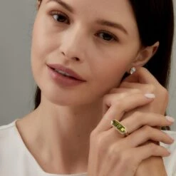 Syna Yellow Gold Geometrix Peridot And Diamond Ring 9 Syna Yellow Gold Geometrix Peridot And Diamond Ring -Mode Bijouterie Magasin 2023 0616 SYNA ONFIGURE1985 master