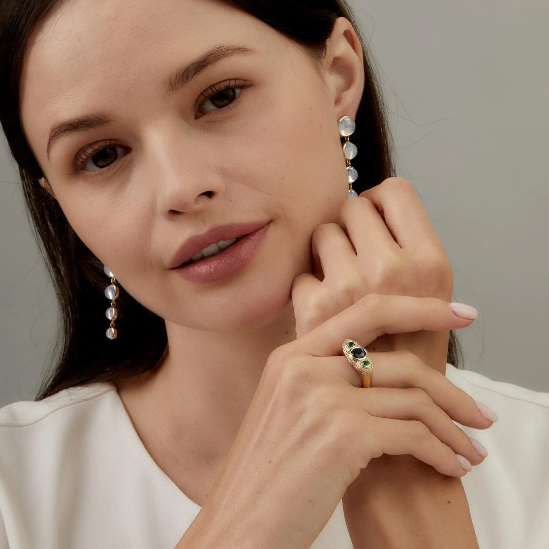 Syna Yellow Gold Blue Sapphire, Emerald And Diamond Ring 5 Syna Yellow Gold Blue Sapphire, Emerald And Diamond Ring – Image 3