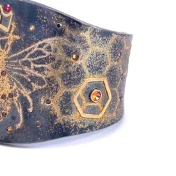 "Bee Strong" Cuff Bracelet With Oxidized Sterling Silver And 24Karat Gold Dust 9 "Bee Strong" Cuff Bracelet With Oxidized Sterling Silver And 24Karat Gold Dust -Mode Bijouterie Magasin 2023 06 16 13 56 53 master