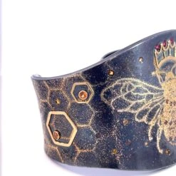 "Bee Strong" Cuff Bracelet With Oxidized Sterling Silver And 24Karat Gold Dust 11 "Bee Strong" Cuff Bracelet With Oxidized Sterling Silver And 24Karat Gold Dust -Mode Bijouterie Magasin 2023 06 16 13 57 36 master