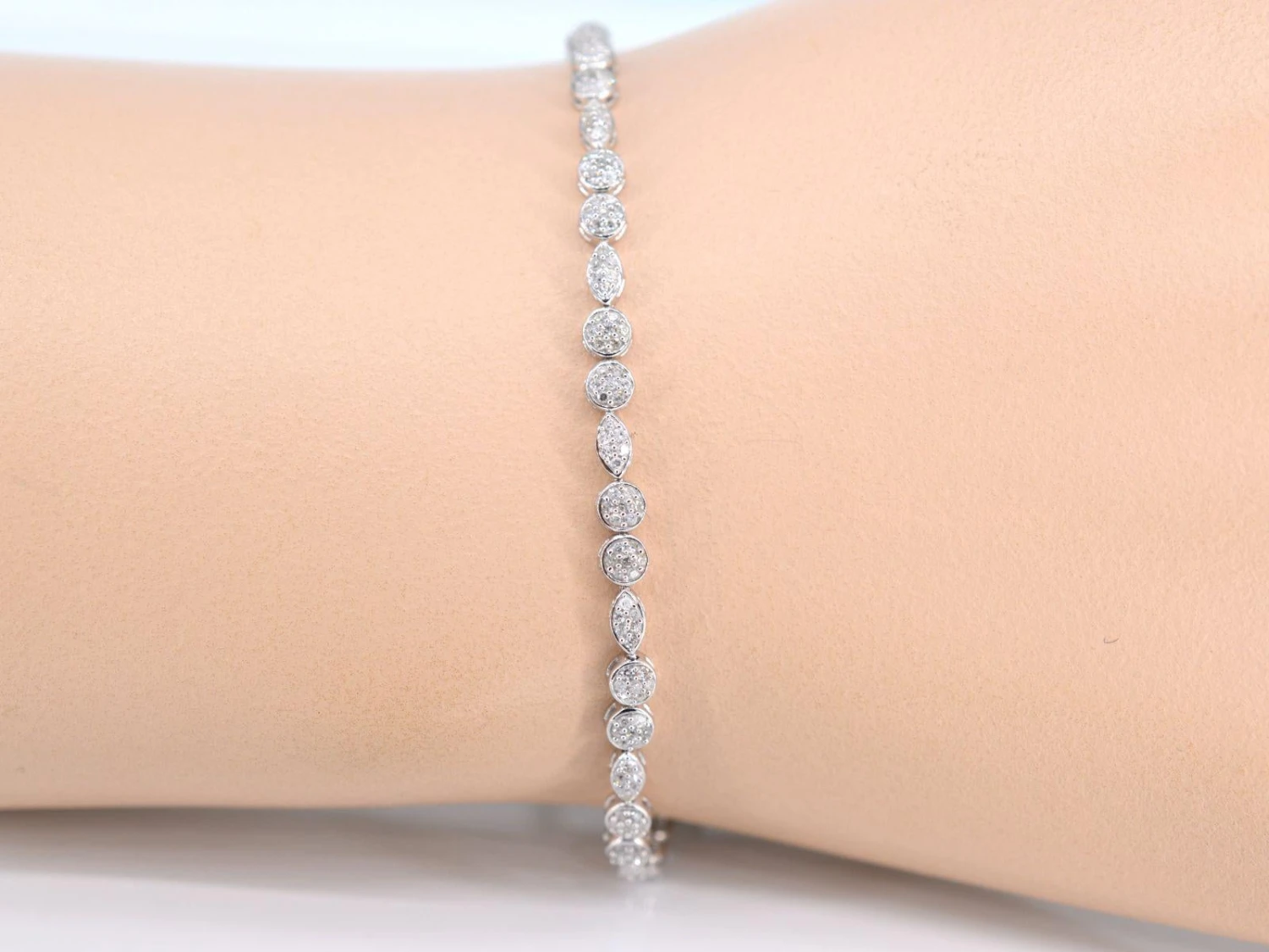 Unknown White Gold Tennis Bracelet With Diamonds 1.10 Carat 4 Unknown White Gold Tennis Bracelet With Diamonds 1.10 Carat – Image 2