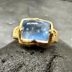 Steven Battelle 4.9 Carats Rainbow Moonstone 18k Gold Ring -Mode Bijouterie Magasin 21B75805 60A8 423D A49B E5D8318E5B88 master