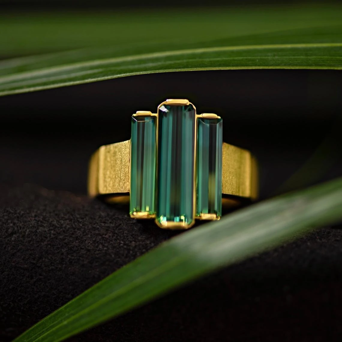 3.15 Carat Natural Brazilian Tourmaline Indigolite 18 Karat Yellow Gold Ring 8 3.15 Carat Natural Brazilian Tourmaline Indigolite 18 Karat Yellow Gold Ring – Image 6