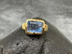 Steven Battelle 4.9 Carats Rainbow Moonstone 18k Gold Ring -Mode Bijouterie Magasin 23A5F602 7C21 4E19 810A E34B7B78AD52 master
