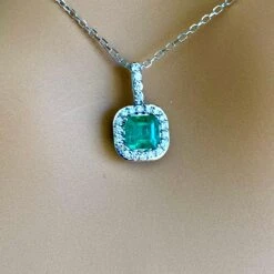 Halo Diamond And Emerald Pendant White Gold Drop Pendant Necklace -Mode Bijouterie Magasin 2DBFB6FC 6265 4C82 B152 308A5D59FBA2 master