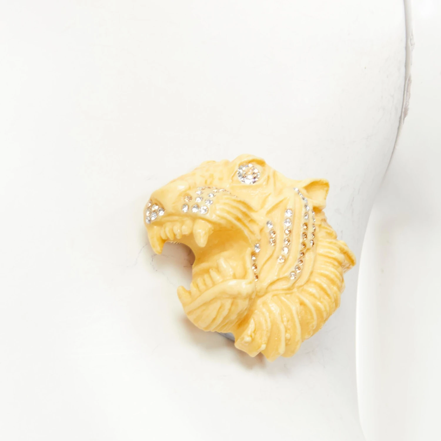 New GUCCI ALESSANDRO MICHELE Runway Ivory Resin Crystal Tiger Head Pin Brooch 4 New GUCCI ALESSANDRO MICHELE Runway Ivory Resin Crystal Tiger Head Pin Brooch – Image 2