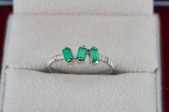 Baguette Emeralds And Diamonds 14k Gold Ring. 3 Gemstone Ring. 18 Baguette Emeralds And Diamonds 14k Gold Ring. 3 Gemstone Ring. -Mode Bijouterie Magasin 33 master