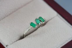 Baguette Emeralds And Diamonds 14k Gold Ring. 3 Gemstone Ring. 19 Baguette Emeralds And Diamonds 14k Gold Ring. 3 Gemstone Ring. -Mode Bijouterie Magasin 34 master