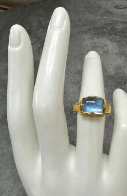 Steven Battelle 4.9 Carats Rainbow Moonstone 18k Gold Ring -Mode Bijouterie Magasin 3EA90E25 09AD 4E2B 9606 01C00117D964 master