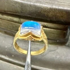 Steven Battelle 4.9 Carats Rainbow Moonstone 18k Gold Ring -Mode Bijouterie Magasin 42CB2C98 EB68 4387 AD5E 19C10D45F051 master
