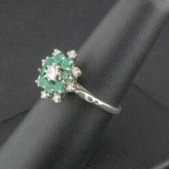 Unknown 18 Carat White Gold Emerald & Diamond Cluster Ring Size Uk O 4.0g 14 Unknown 18 Carat White Gold Emerald & Diamond Cluster Ring Size Uk O 4.0g -Mode Bijouterie Magasin 4 master 9
