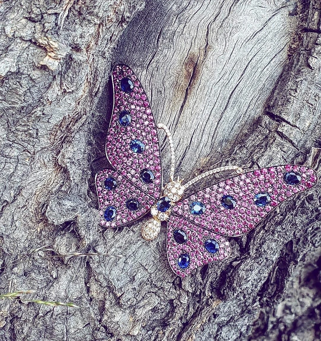 Butterfly Brooch With Pink Red And Blue Sapphires Diamonds In 18Kt Rose Gold 6 Butterfly Brooch With Pink Red And Blue Sapphires Diamonds In 18Kt Rose Gold – Image 4