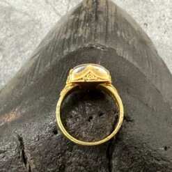 Steven Battelle 4.9 Carats Rainbow Moonstone 18k Gold Ring -Mode Bijouterie Magasin 6F68A52C BF9C 4074 9918 8993B4DF5D20 master