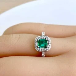 Emerald Shaped Colombia Emerald Diamond Platinum Cocktail Cluster Ring -Mode Bijouterie Magasin 701960B9 9400 4684 BF95 B85E51352C24 master