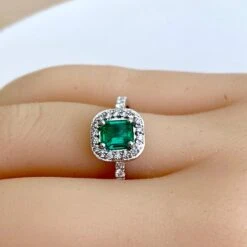 Emerald Shaped Colombia Emerald Diamond Platinum Cocktail Cluster Ring -Mode Bijouterie Magasin 88A436B5 BCD1 446F B677 569E5404FB55 master